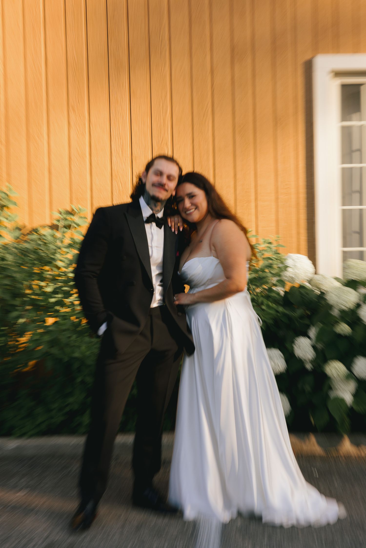 Photographe pour mariage civil à Montréal, portraits naturels du couple après une cérémonie intime.