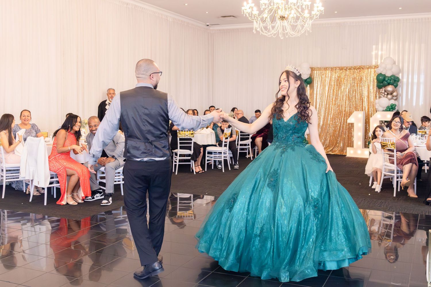event photographer Montreal, Laval, rive sud, Sweet 16, family portraits, candid moments, party photos, Latin events, corporate events photo