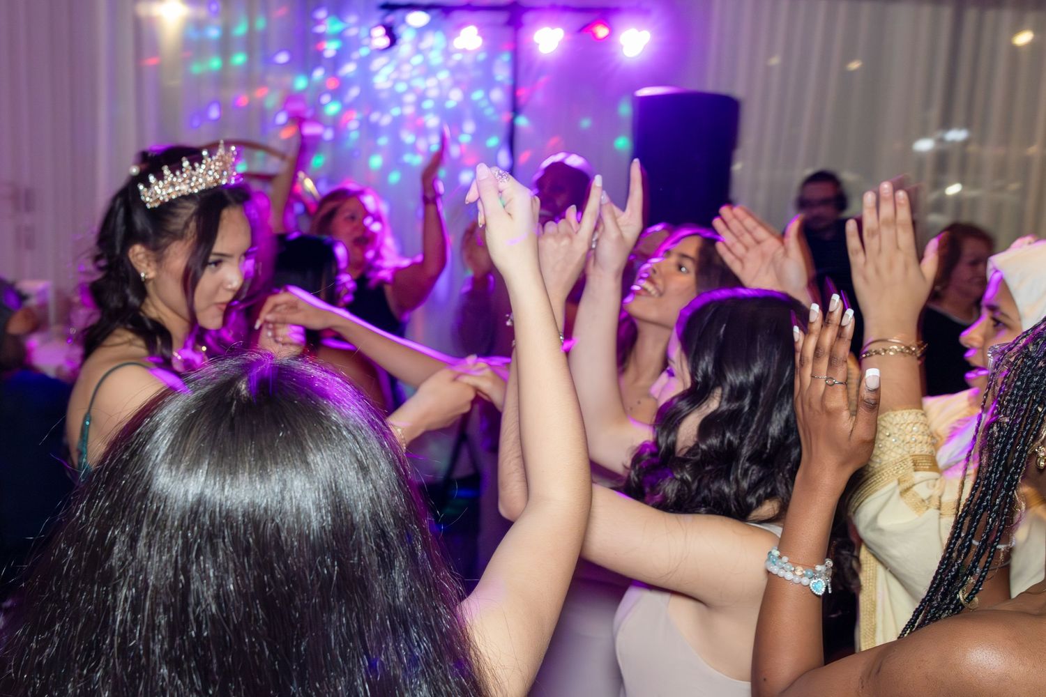 event photographer Montreal, Laval, rive sud, Sweet 16, family portraits, candid moments, party photos, Latin events, corporate events photo