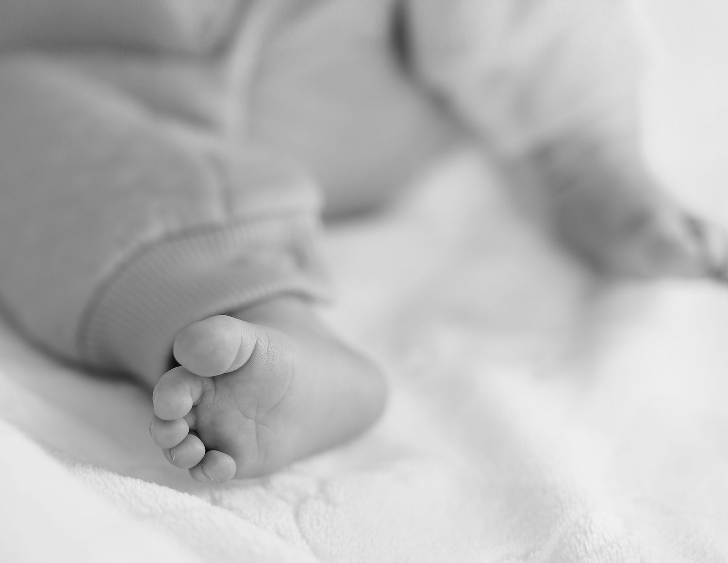 Séance photo nouveau-né lifestyle à domicile sur la Rive-Sud de Montréal, bébé photographié naturellement dans un environnement doux et lumi