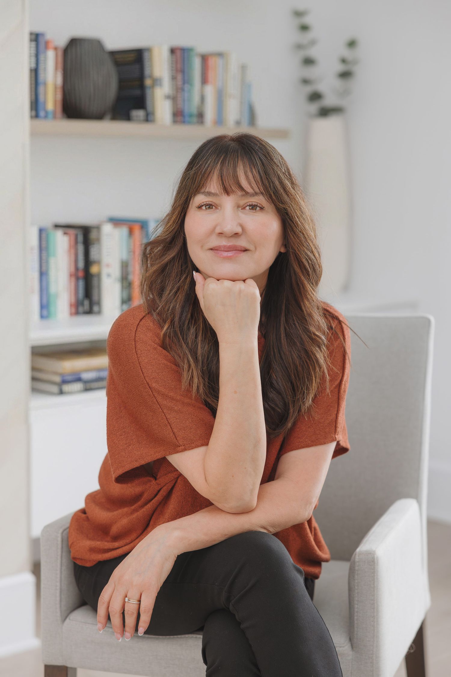 Photo branding haut de gamme d’une femme d’affaires souriante, portrait professionnel moderne pour LinkedIn et image de marque