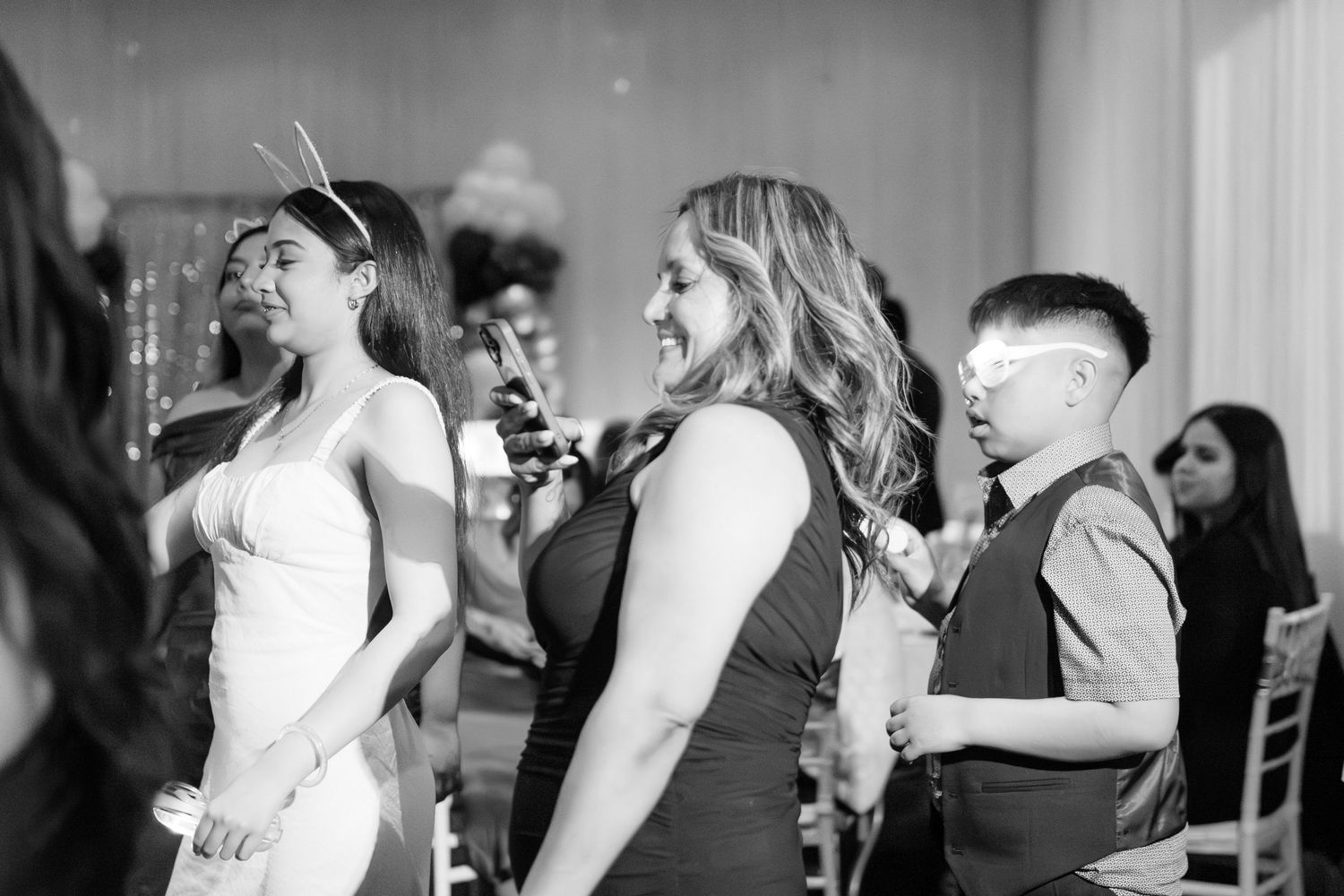 event photographer Montreal, Laval, rive sud, Sweet 16, family portraits, candid moments, party photos, Latin events, corporate events photo