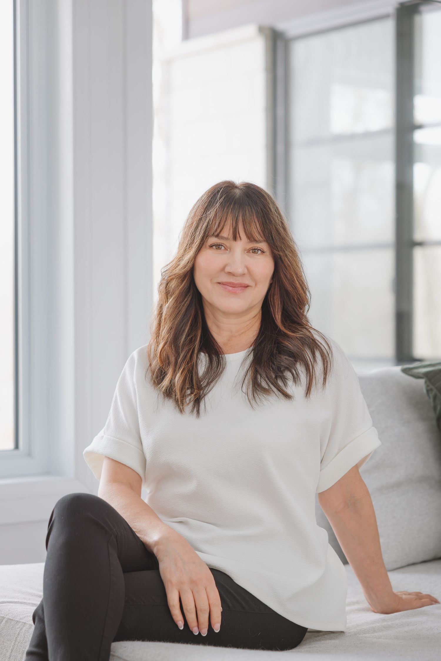 Portrait professionnel d’entrepreneure à Montréal, séance photo branding en lumière naturelle, image élégante pour site web d’entreprise