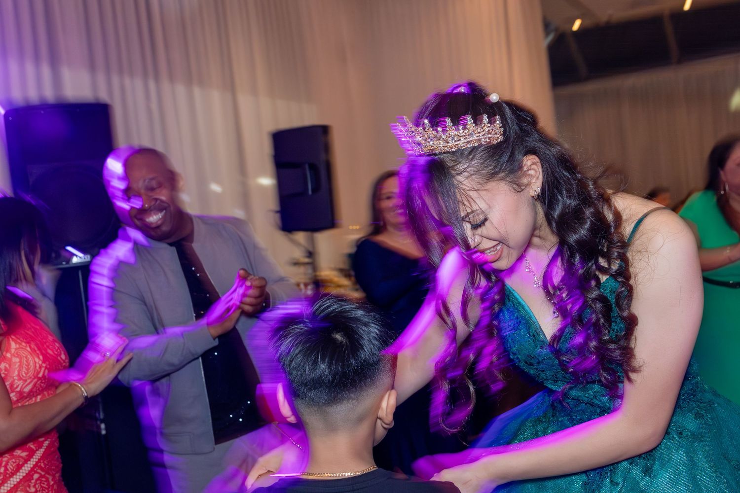 Quinceañera & event photographer Montreal. Sweet 15, Sweet 16, family portraits, candid moments, party photos, elegant dress, Latin events.