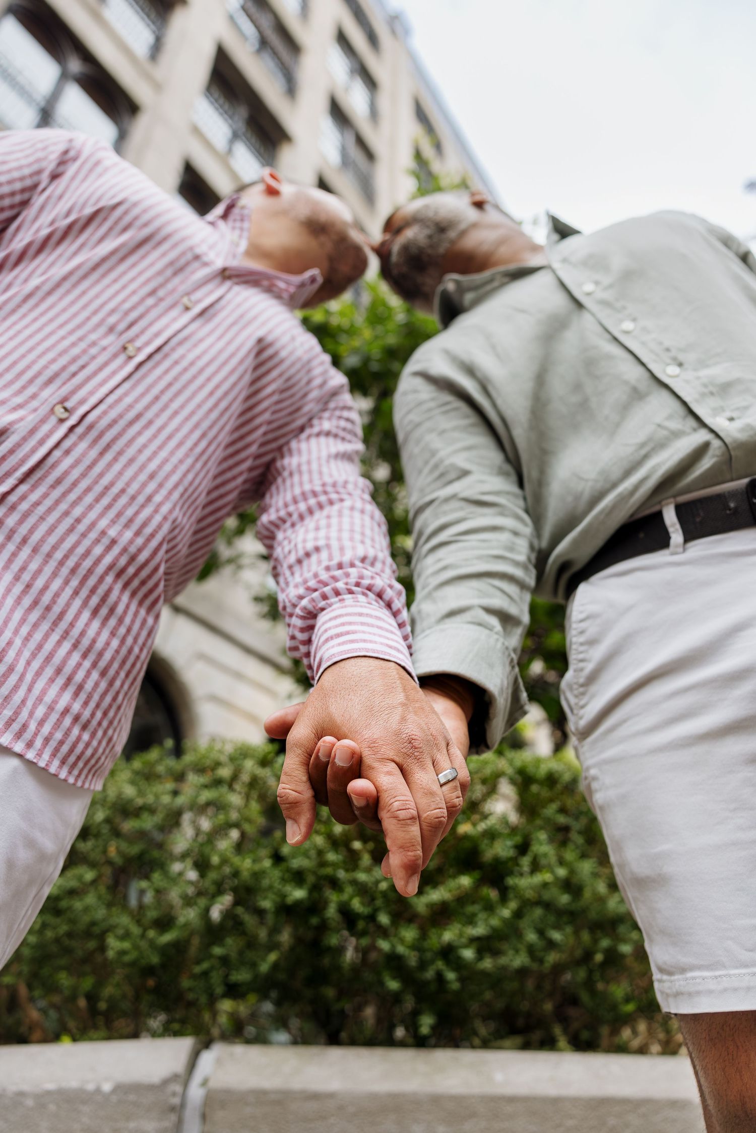 Portrait tendre d’un couple dans un parc à Montréal
