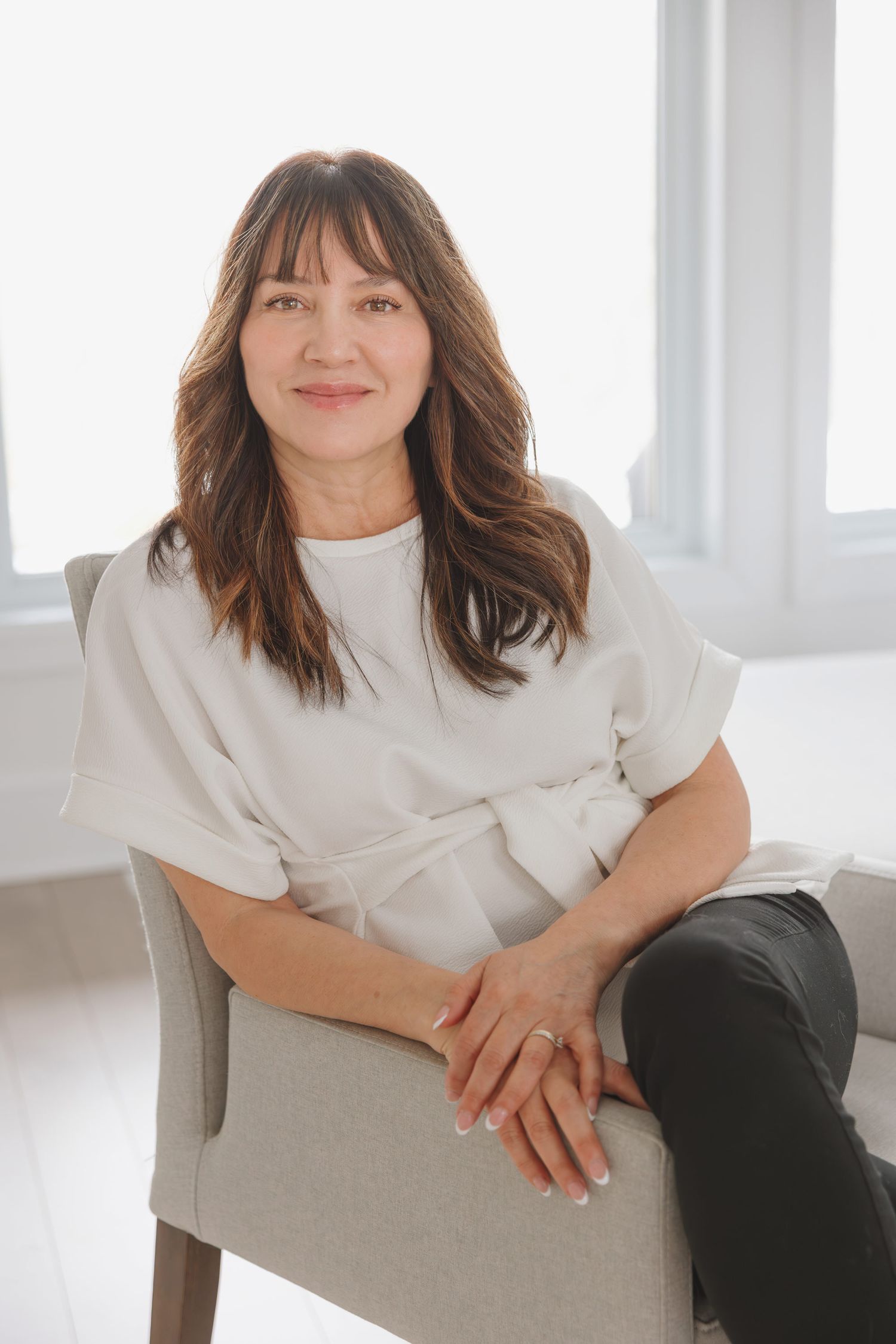 Photo professionnelle de branding en extérieur, portrait d’entrepreneure avec lumière dorée, style moderne et élégant