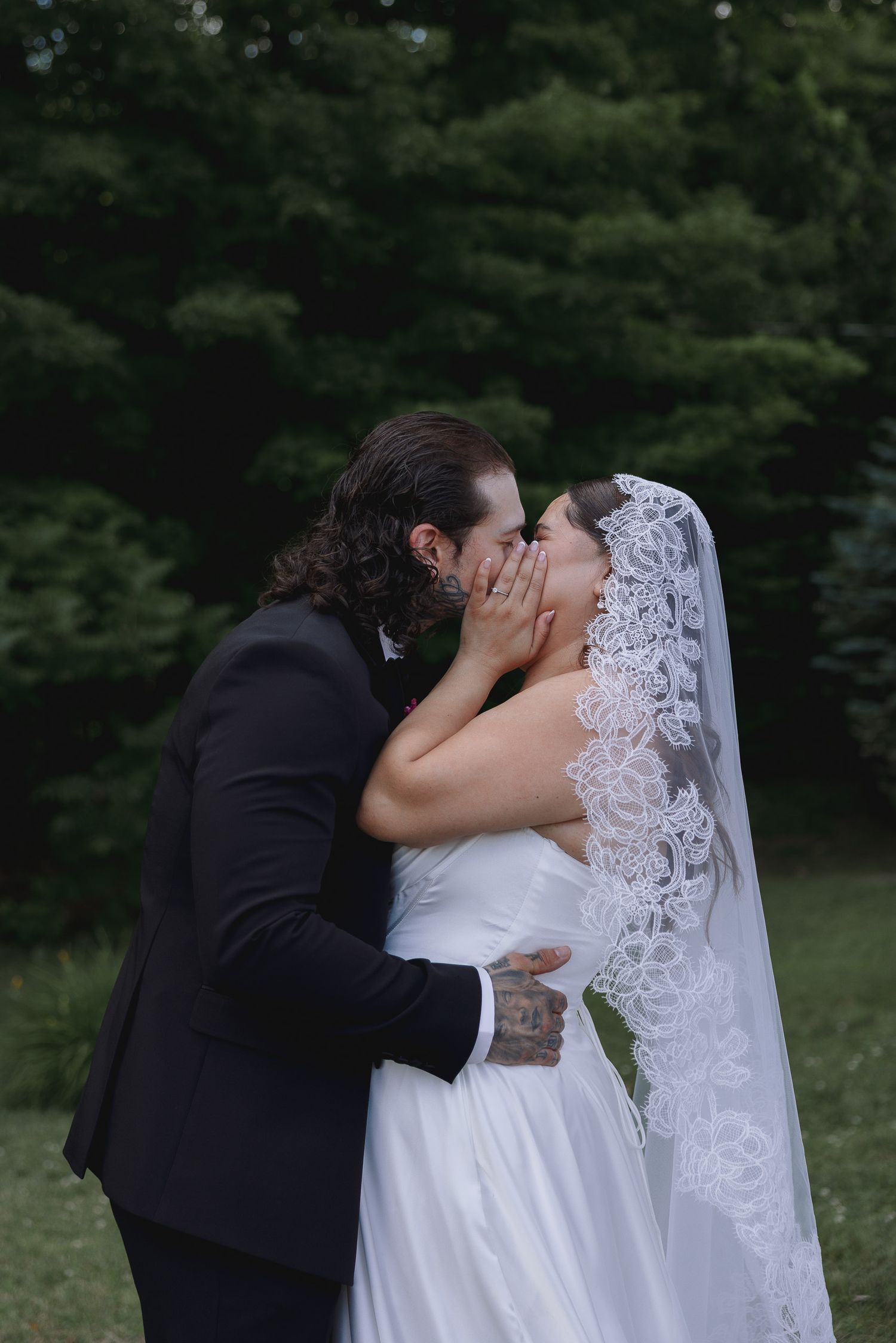 Photographe de demande en mariage au Vieux-Port de Montréal, moment spontané et authentique capturé discrètement.