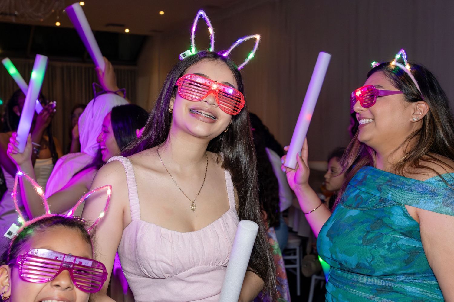 event photographer Montreal, Laval, rive sud, Sweet 16, family portraits, candid moments, party photos, Latin events, corporate events photo
