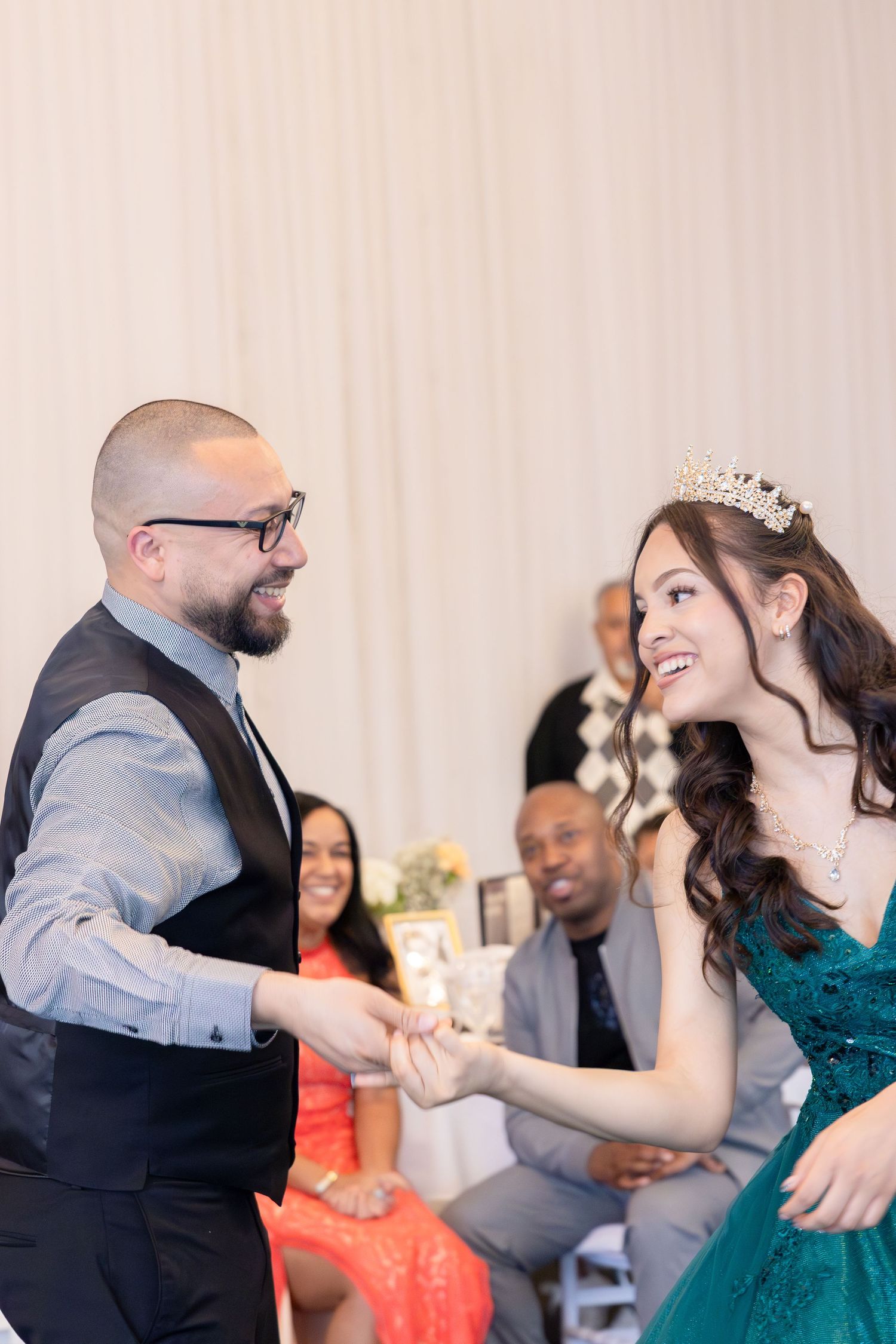 event photographer Montreal, Laval, rive sud, Sweet 16, family portraits, candid moments, party photos, Latin events, corporate events photo