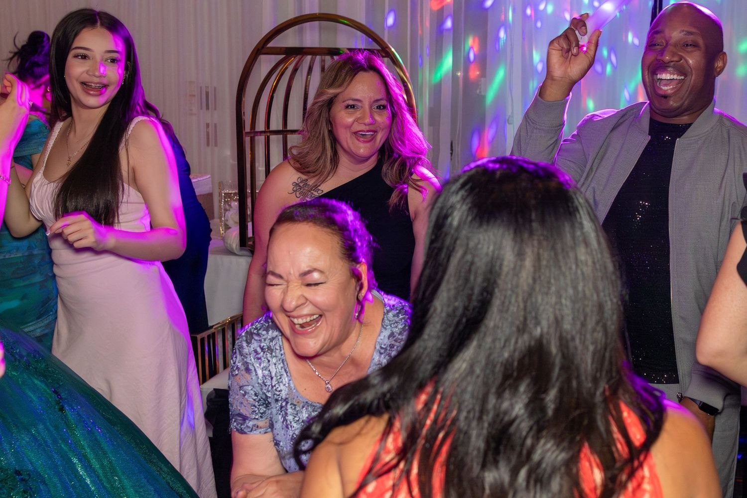 event photographer Montreal, Laval, rive sud, Sweet 16, family portraits, candid moments, party photos, Latin events, corporate events photo