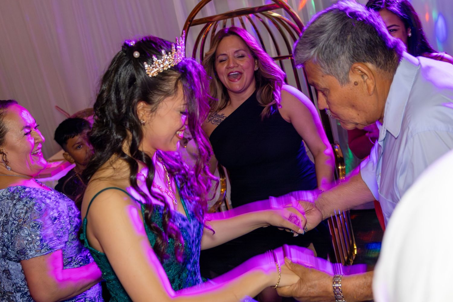 Quinceañera & event photographer Montreal. Sweet 15, Sweet 16, family portraits, candid moments, party photos, elegant dress, Latin events.