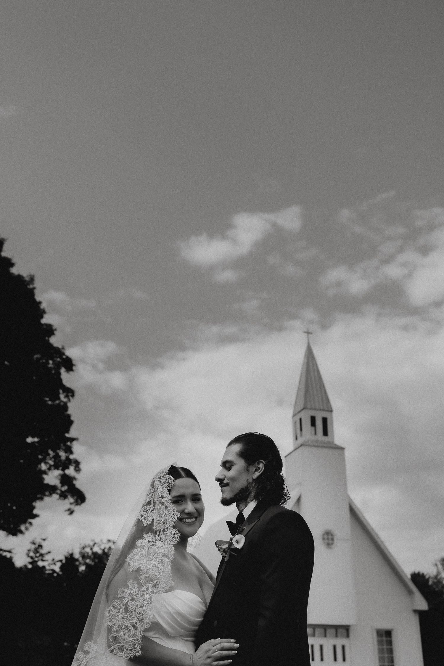 Intimate wedding photographer in Montreal capturing a relaxed and romantic couple in Montreal south shore