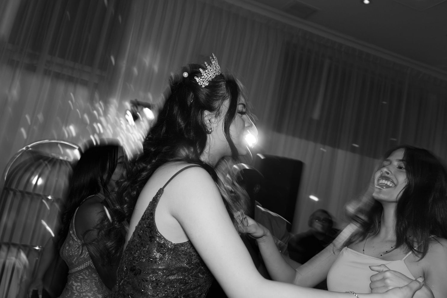 event photographer Montreal, Laval, rive sud, Sweet 16, family portraits, candid moments, party photos, Latin events, corporate events photo