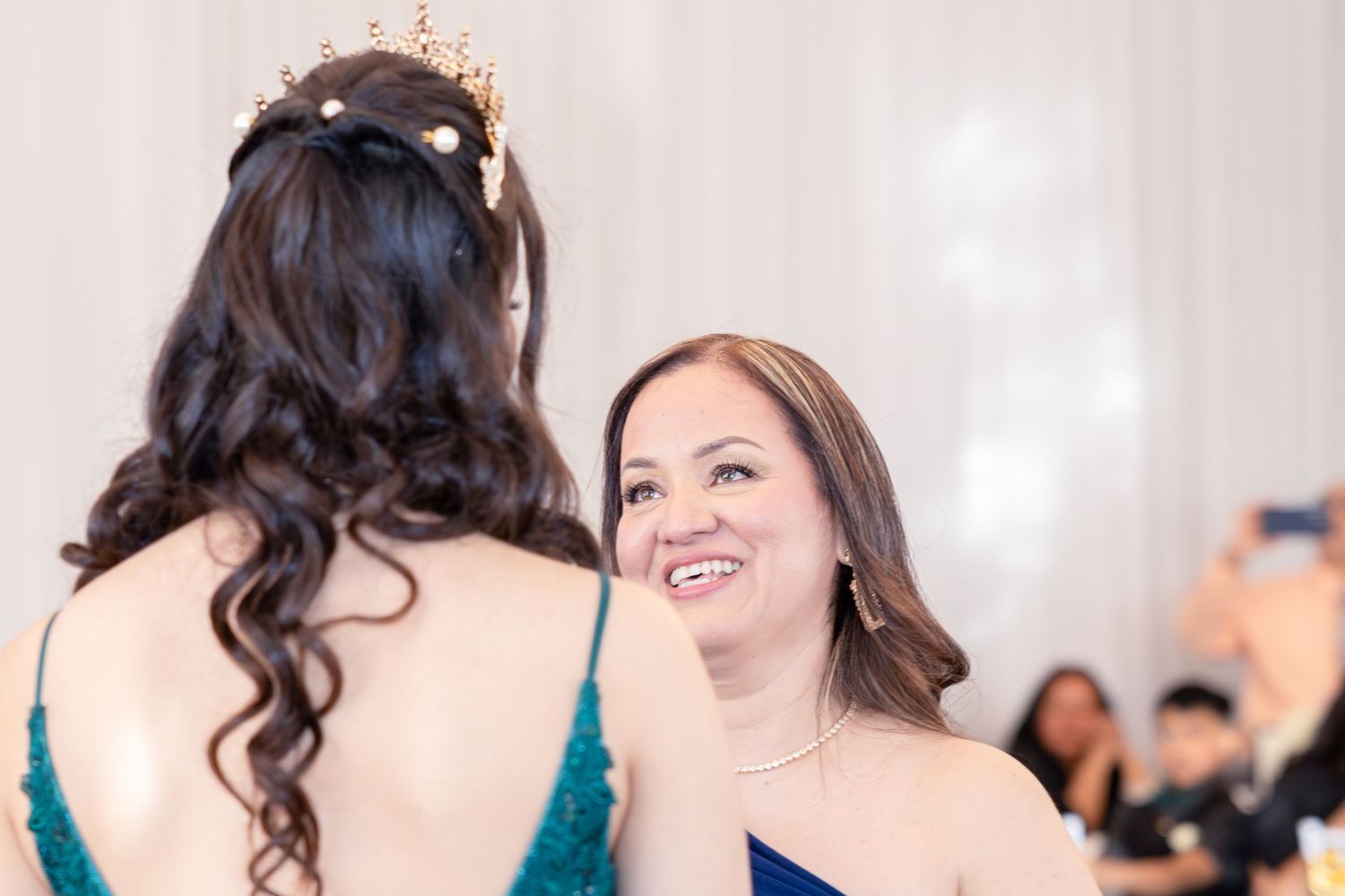 event photographer Montreal, Laval, rive sud, Sweet 16, family portraits, candid moments, party photos, Latin events, corporate events photo