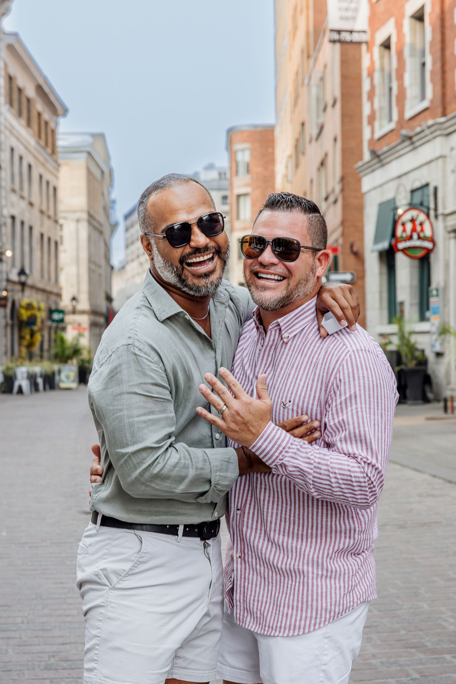 Photographe de couple capturant un moment complice et naturel