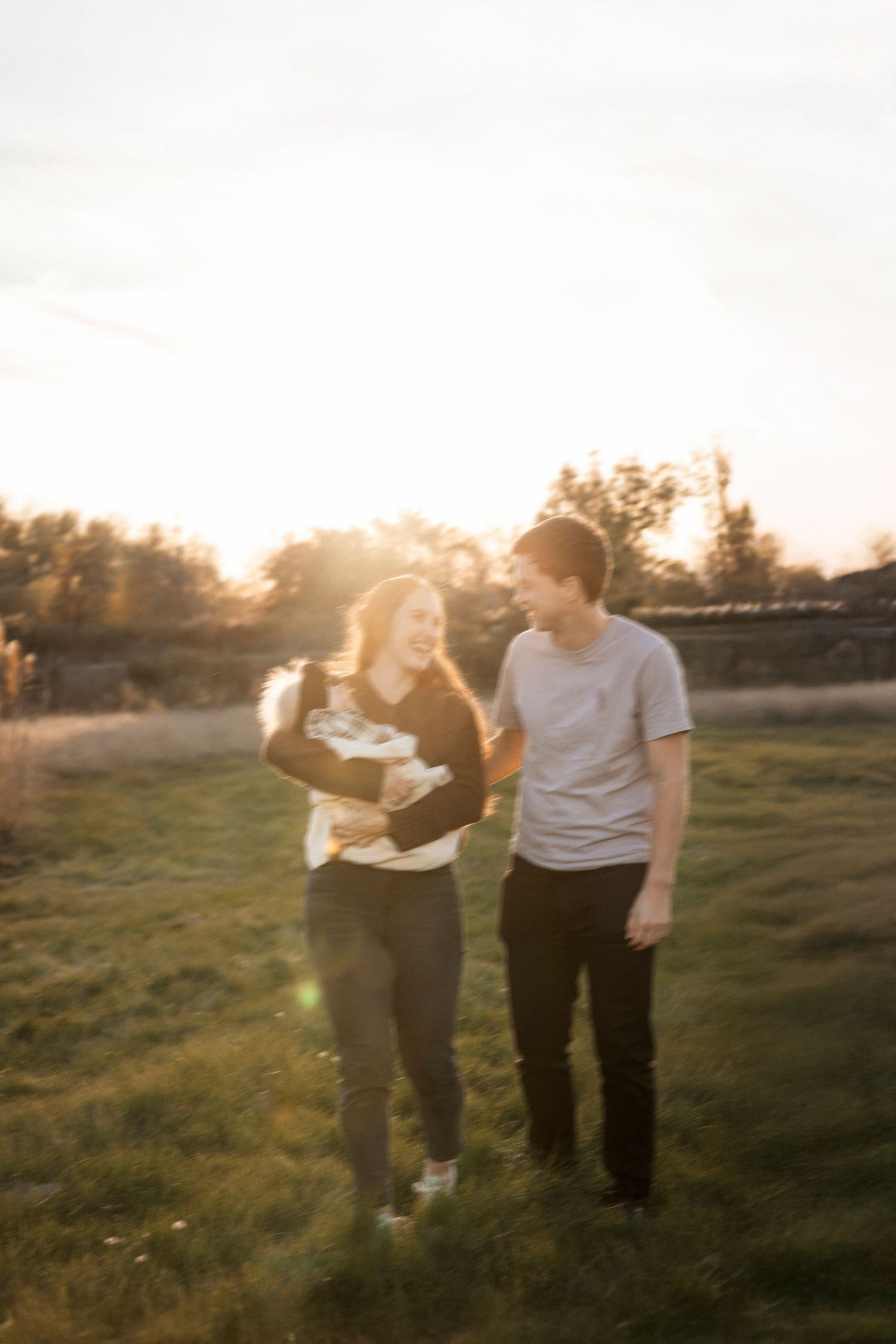 Photographie de nouveau-né avec parent, séance photo intime et naturelle à domicile sur la Rive-Sud de Montréal.