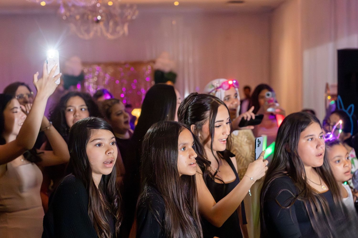 event photographer Montreal, Laval, rive sud, Sweet 16, family portraits, candid moments, party photos, Latin events, corporate events photo