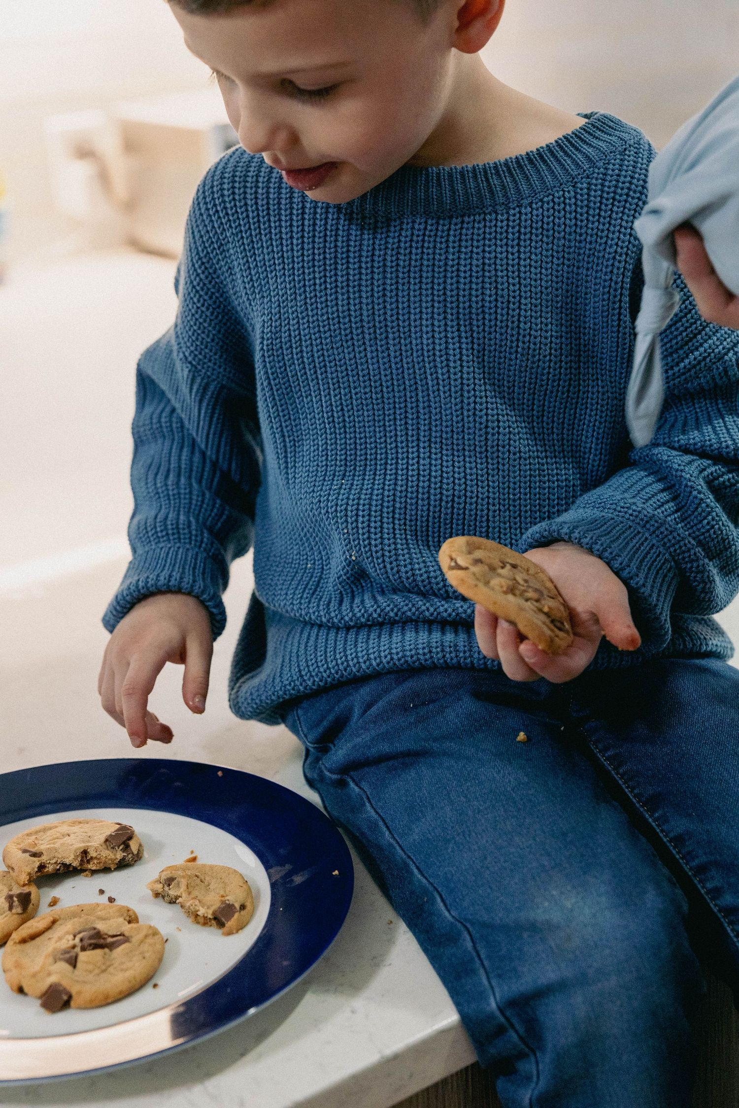 FAMILY PHOTOSHOOT CHILD EATING COOKIES LIFESTYLE SESSION