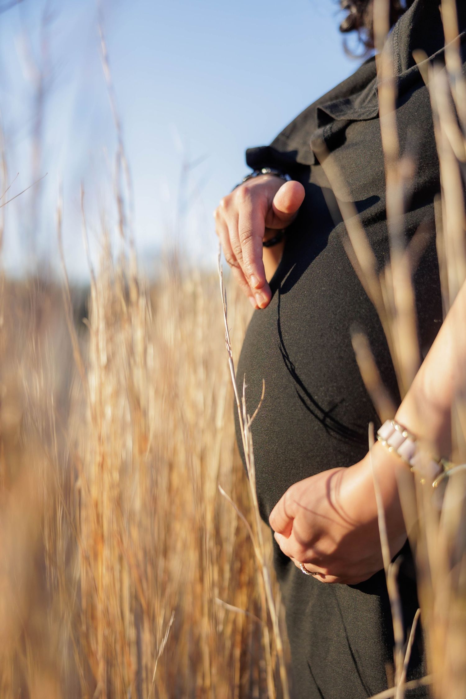 MATERNITY PHOTO IN POMPAS GRASS