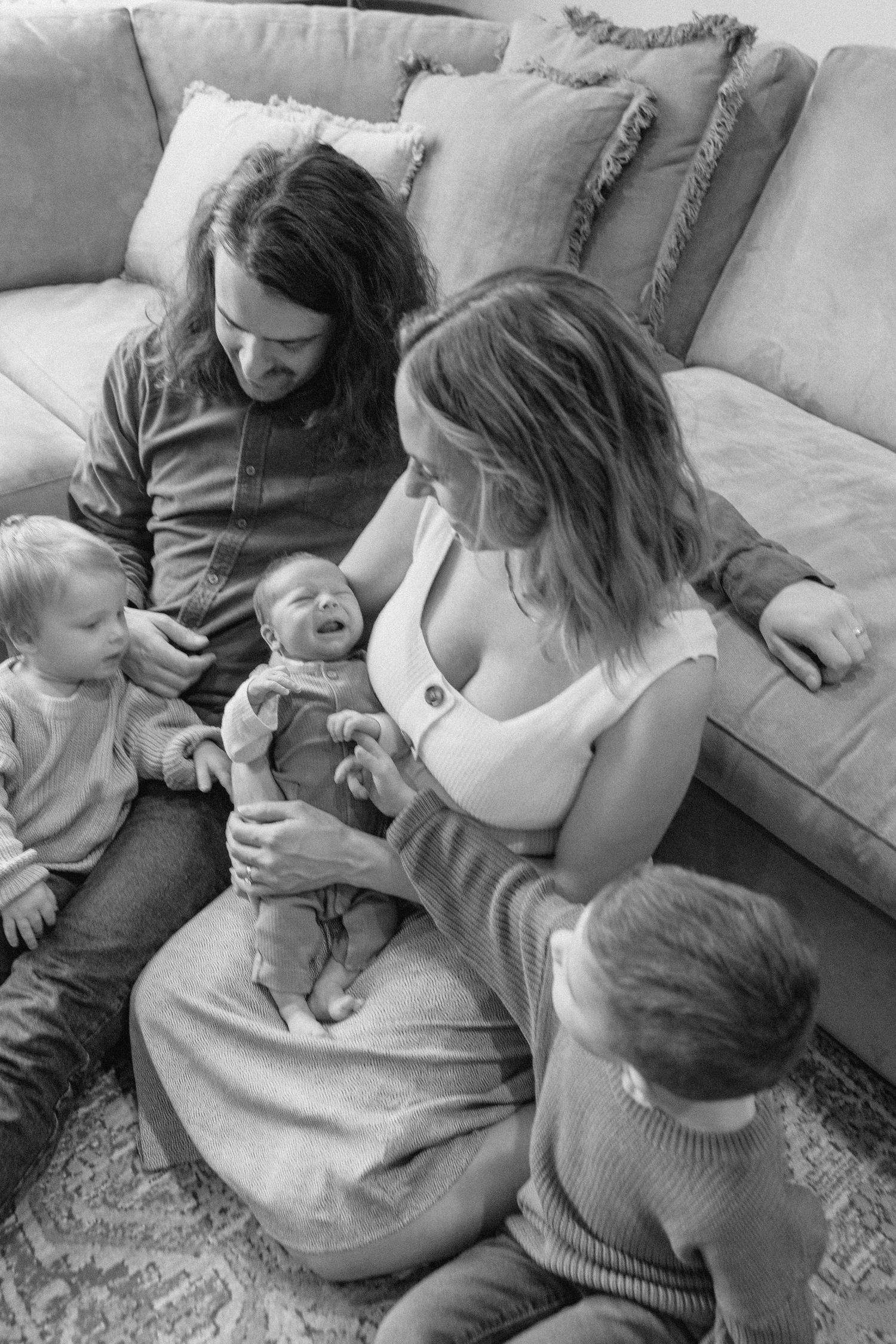 CANDID LIFESTYLE FAMILY PHOTOSHOOT SITTING ON FLOOR BY THE COUCH