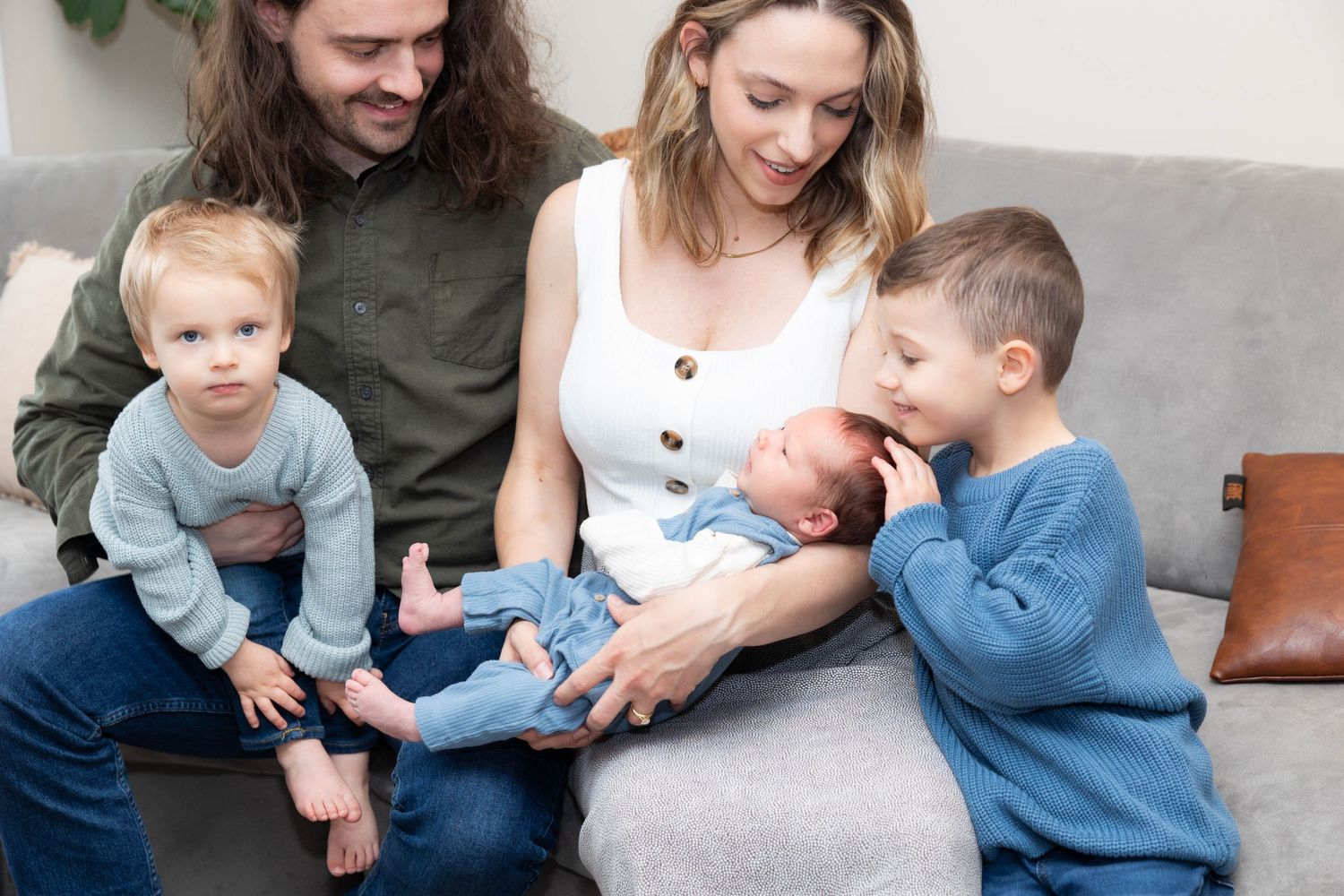 FAMILY PHOTOSHOOT LOOKING AT NEWBORN BABY