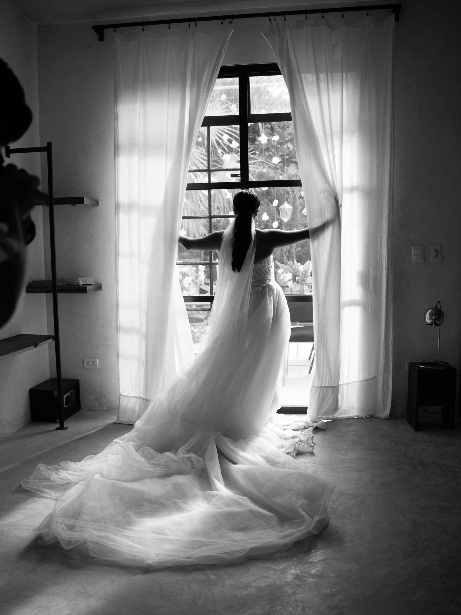 Novia caminando bajo arcos con luz suave / Bride walking through arched hall in soft light
luz suave (B/N)