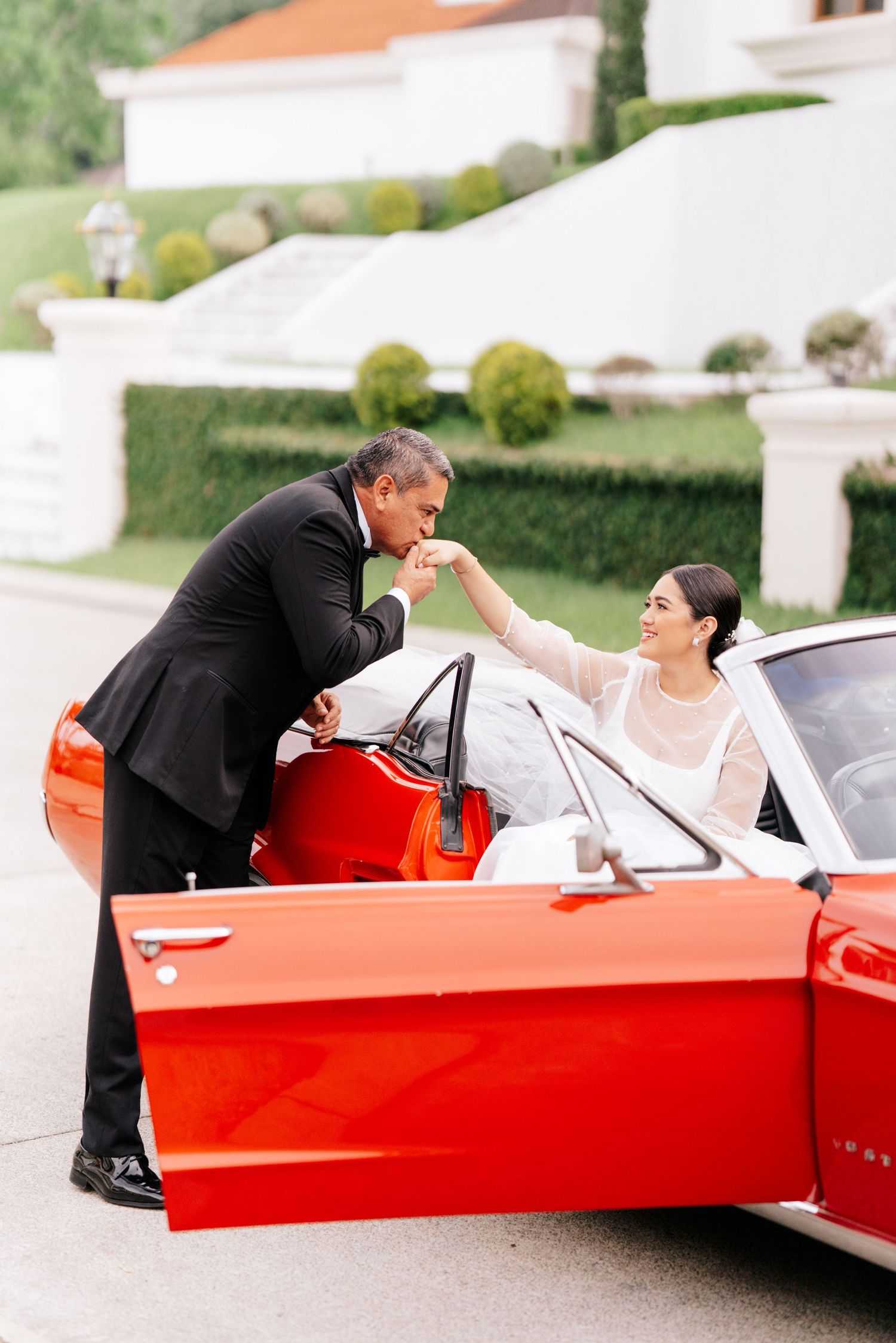 Pareja saliendo en carro clásico rojo / Just married couple in a red vintage car