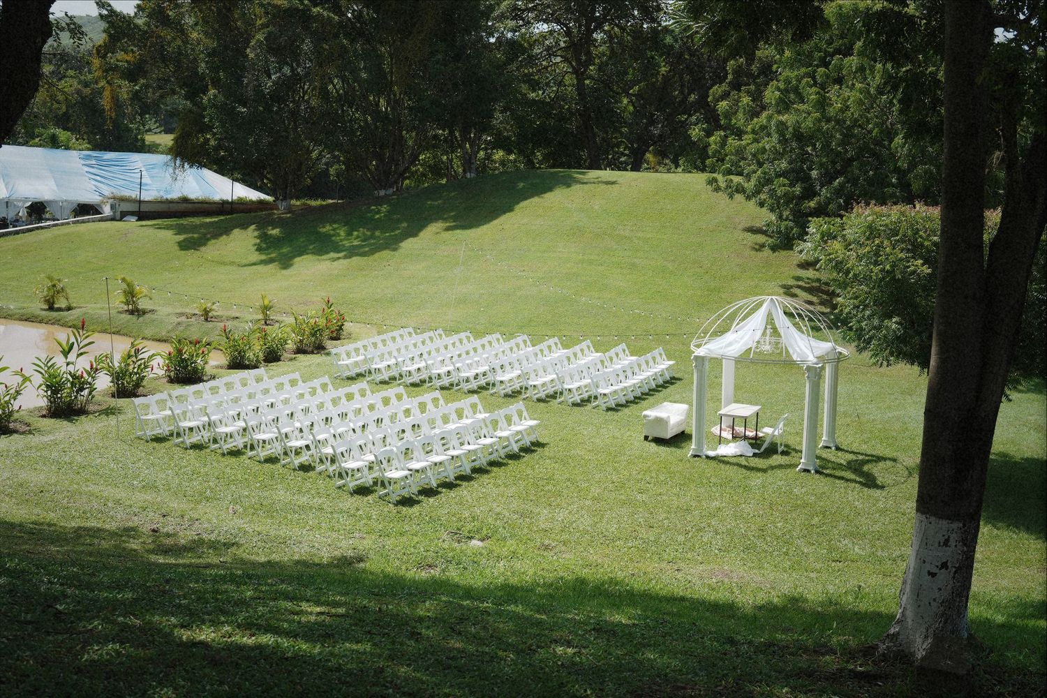 Montaje de boda al aire libre con flores / Outdoor wedding setup with floral details