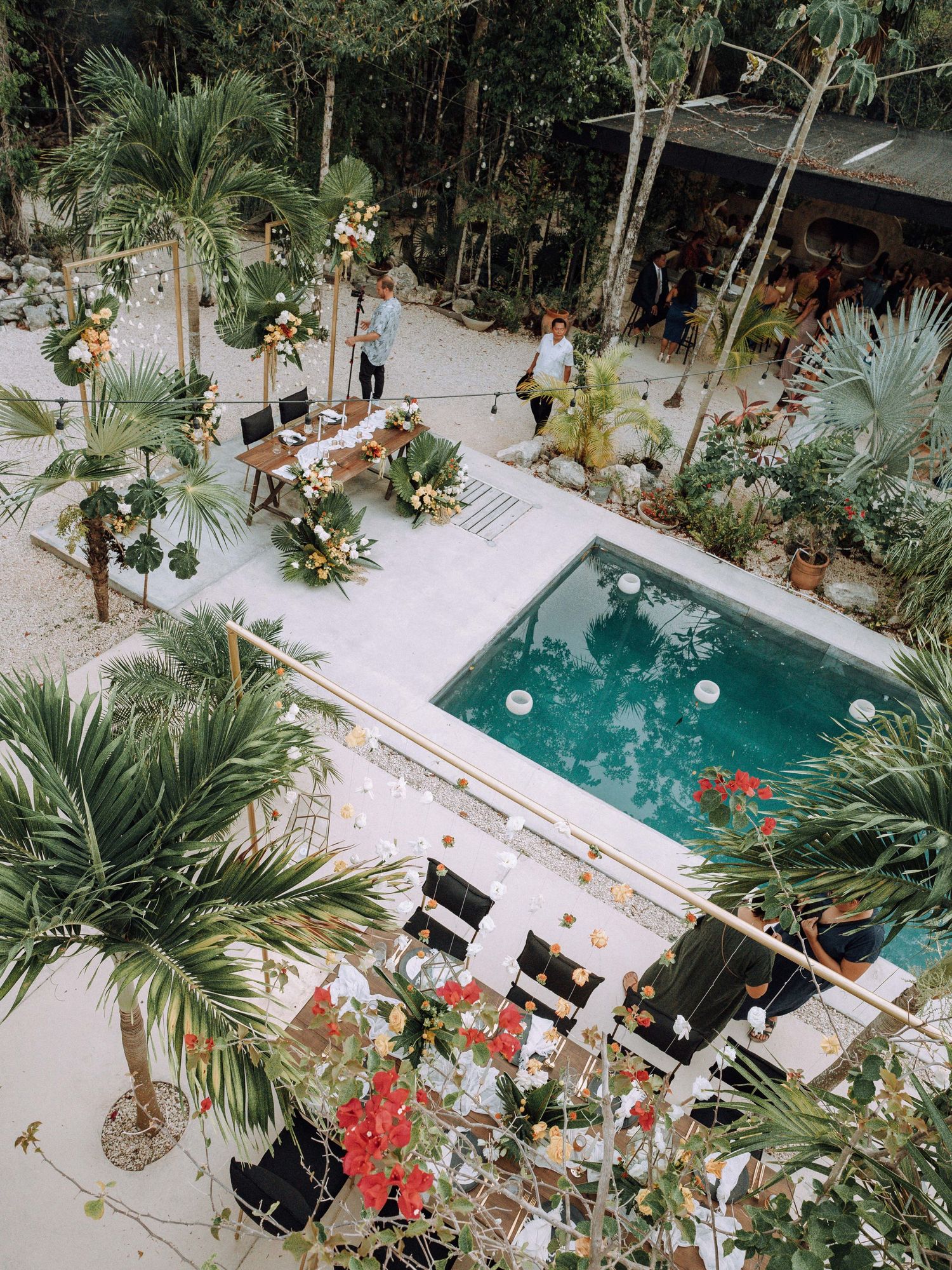 Vista aérea de piscina rodeada de naturaleza / Aerial view of pool with greenery