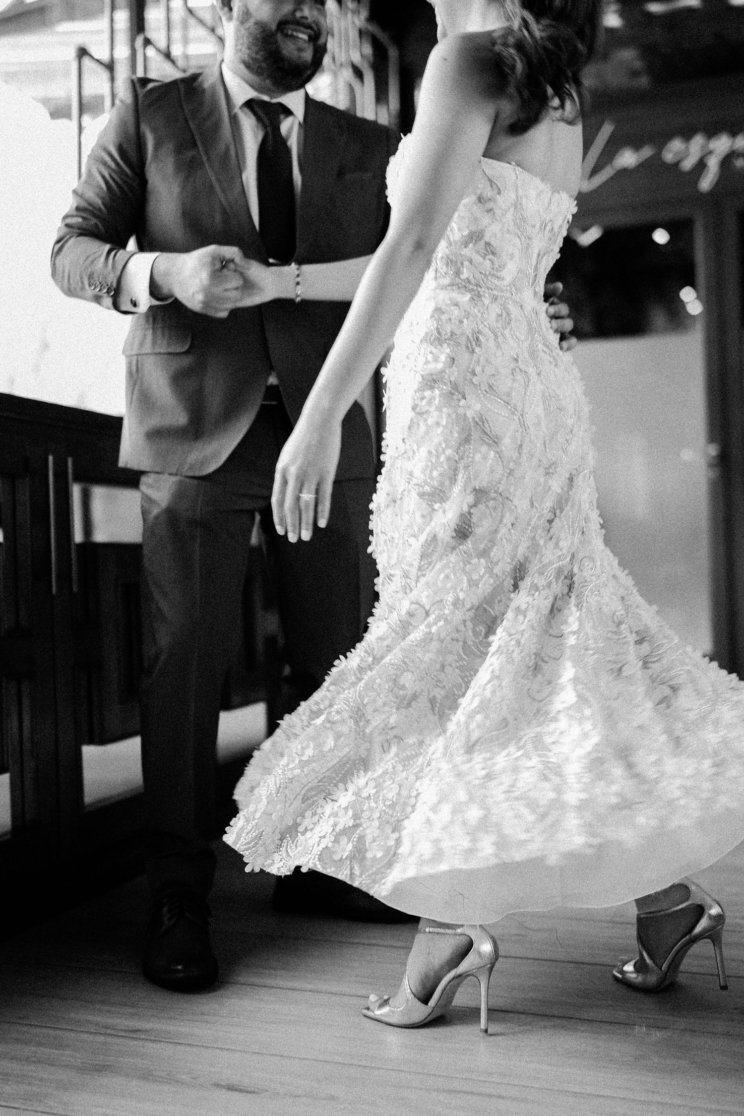 Novios bailando con emoción (B/N) / Bride and groom dancing with emotion (B/W)