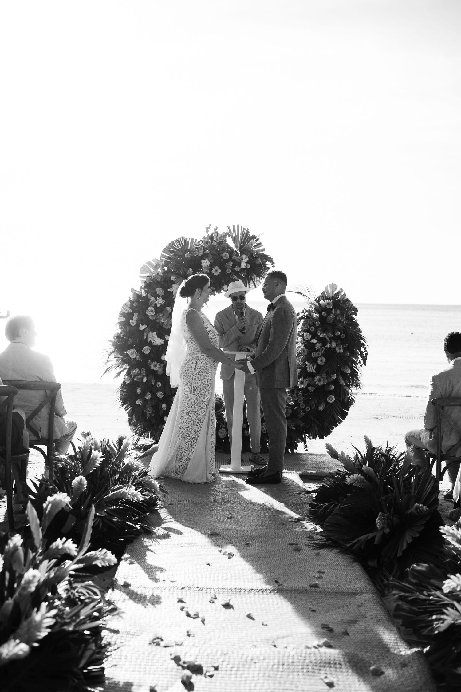 Beso de boda bajo arco de flores / Wedding kiss under floral arch