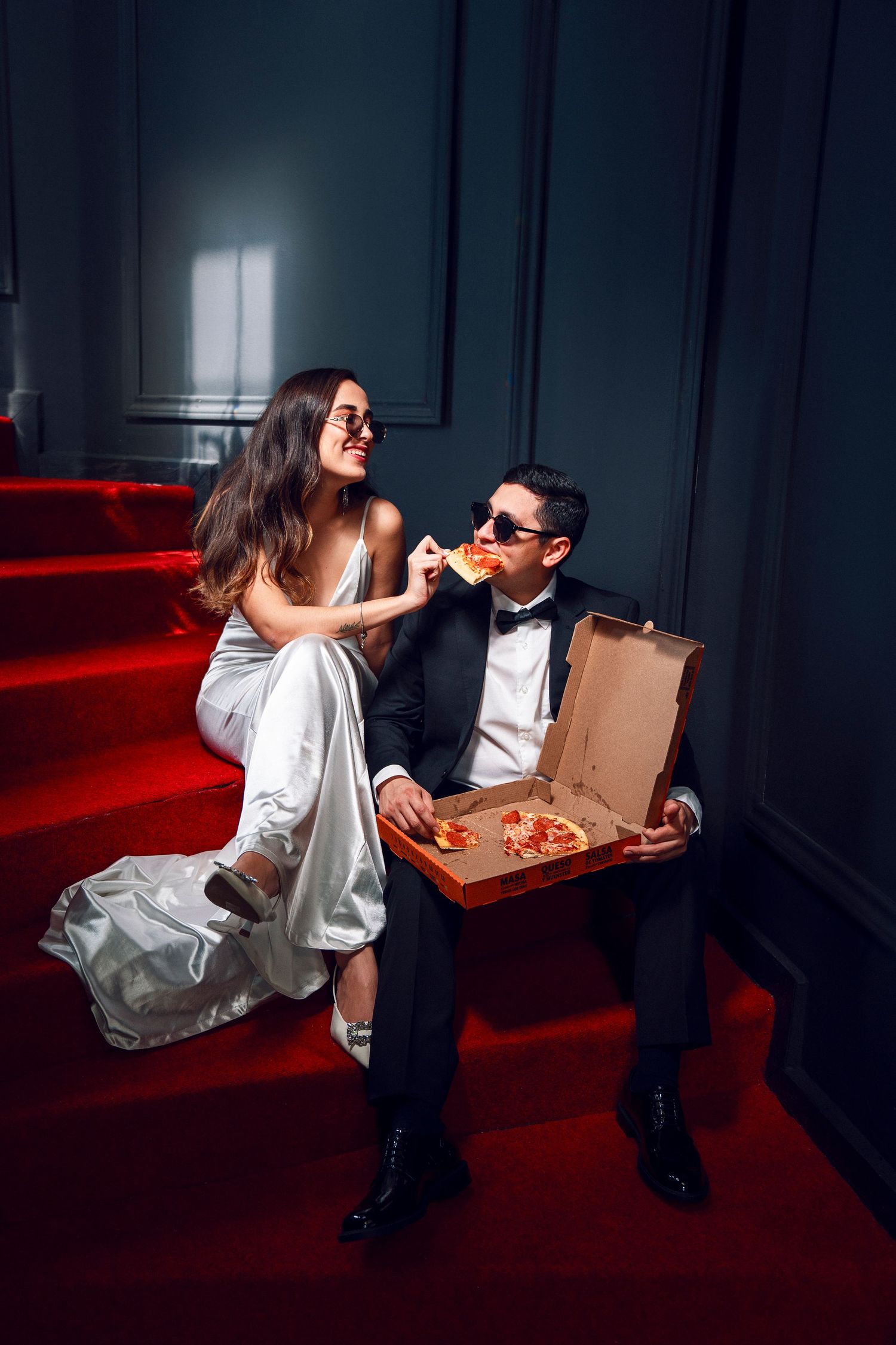 Pareja riendo bajando escalera de teatro / Couple laughing on theater stairs