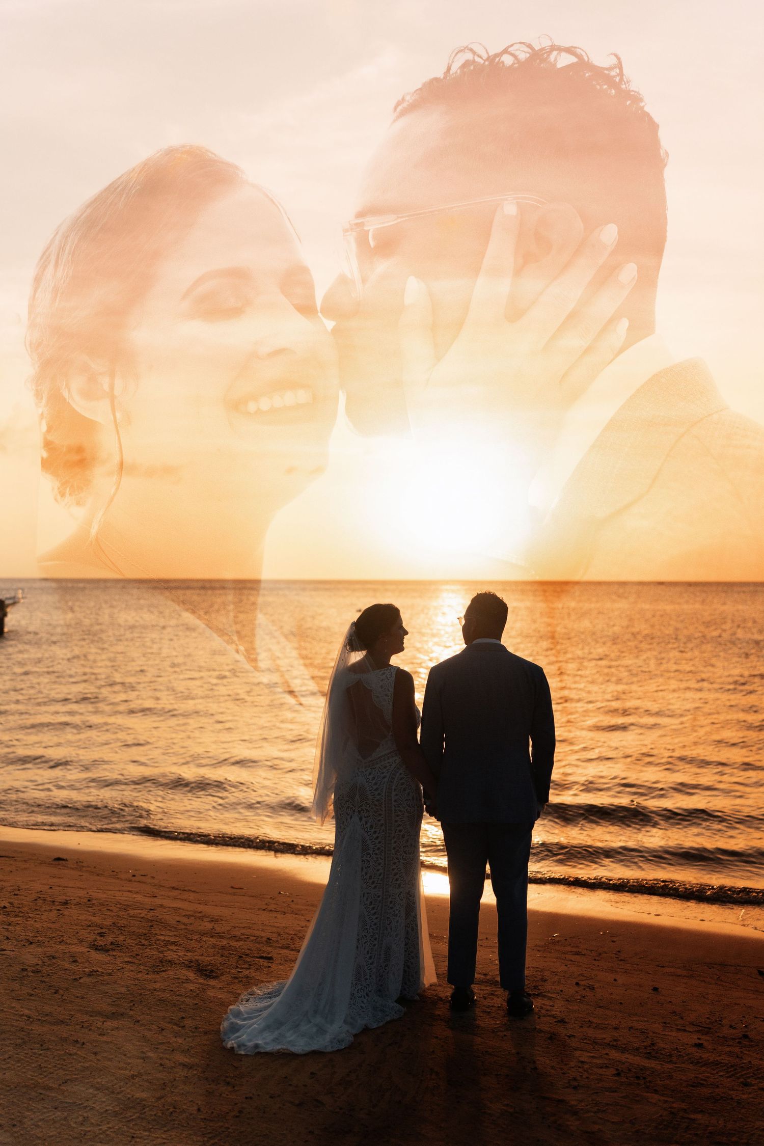 Novios caminando en la playa al atardecer / Couple walking on the beach at sunset