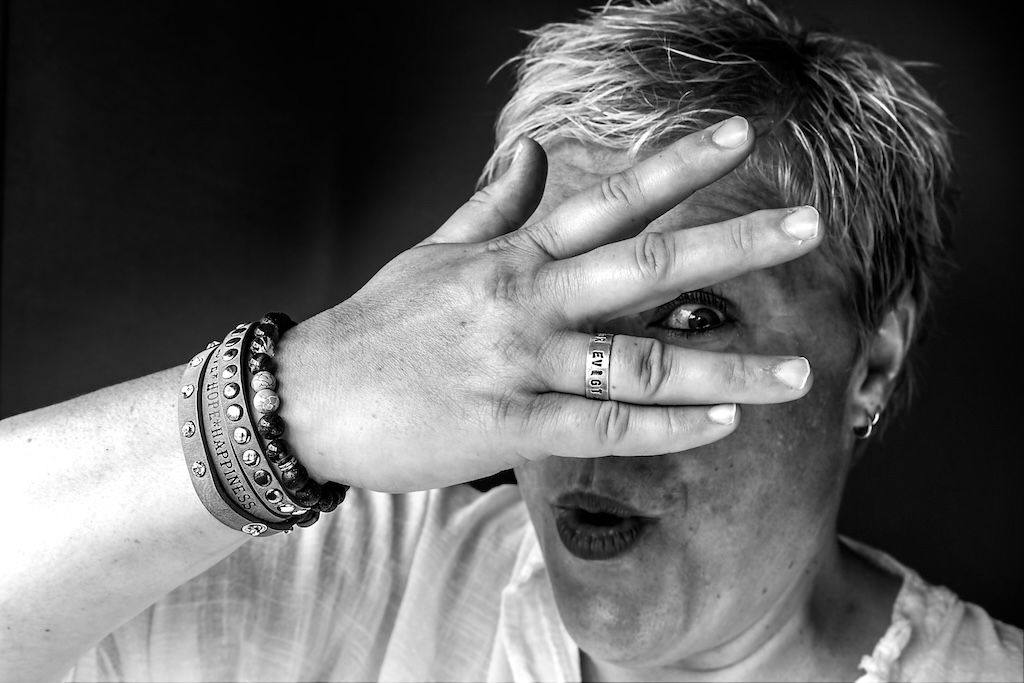 Portretfotografie in Zeewolde, zwart wit foto van vrouw met hand voor haar gezicht