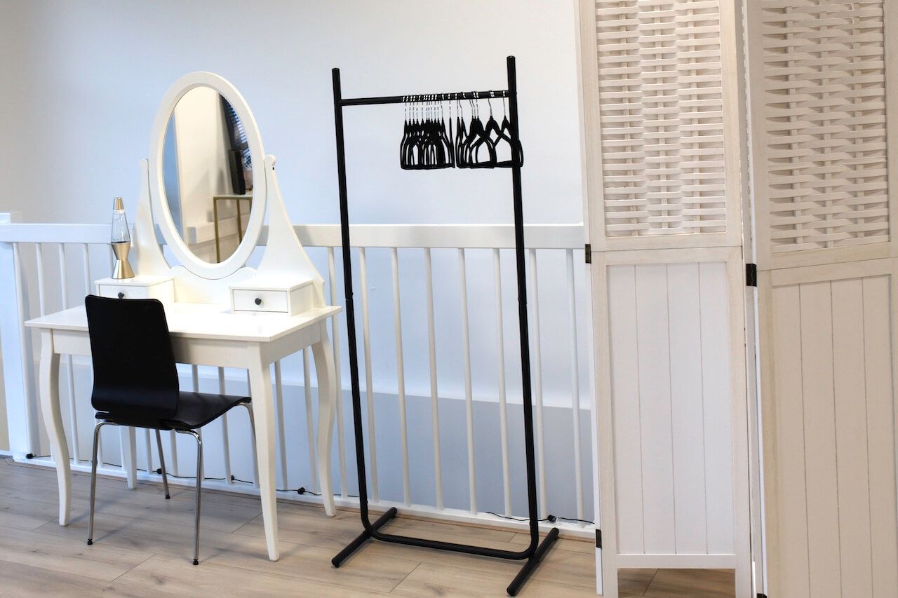 Witte make-up tafel in fotostudio Zeewolde