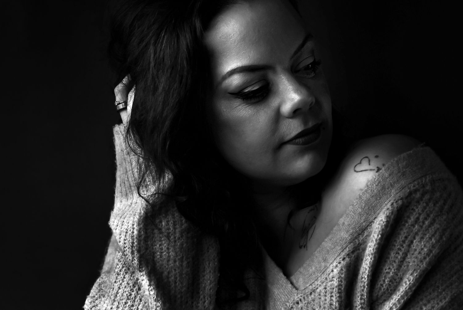 Artistiek zwart-witportret met een peinzende blik, portretshoot Zeewolde