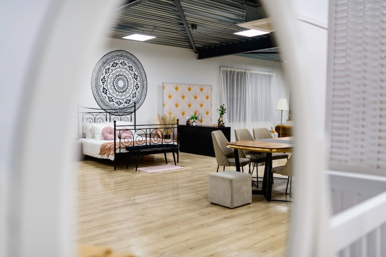 Interieur van een moderne studio met lichthouten vloer in daglichstudio Zeewolde