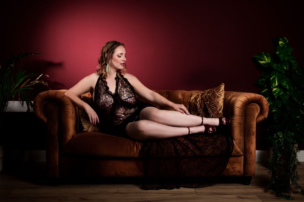 Boudoirshoot op gele bank, zwarte kanten lingerie in Zeewolde