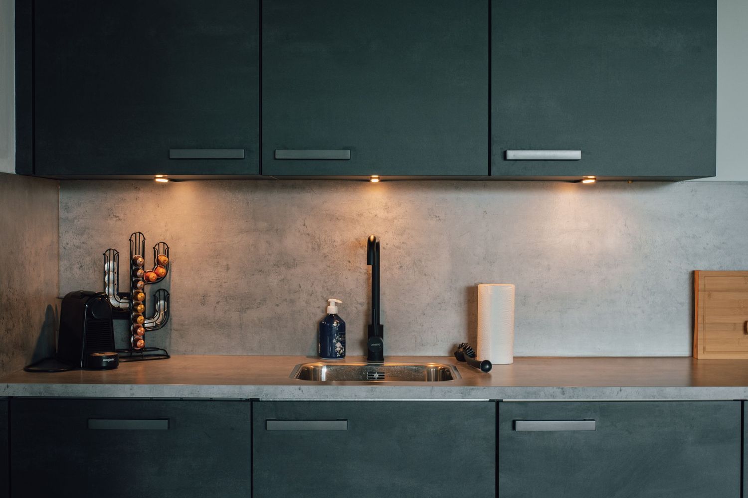 Modern keukeninterieur met donkergrijze kasten in daglichtstudio Zeewolde