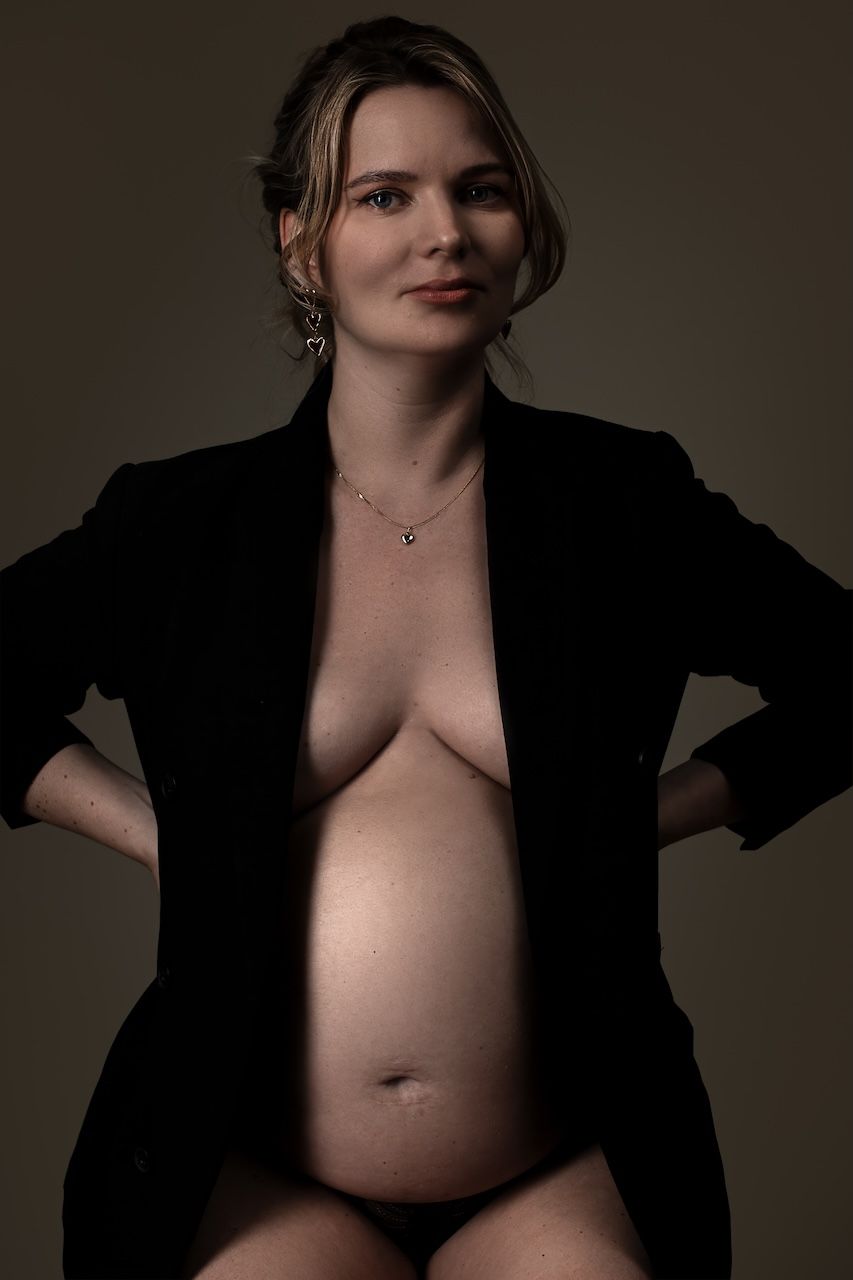 Zwangerschapsboudoirfotografie in studio Zeewolde