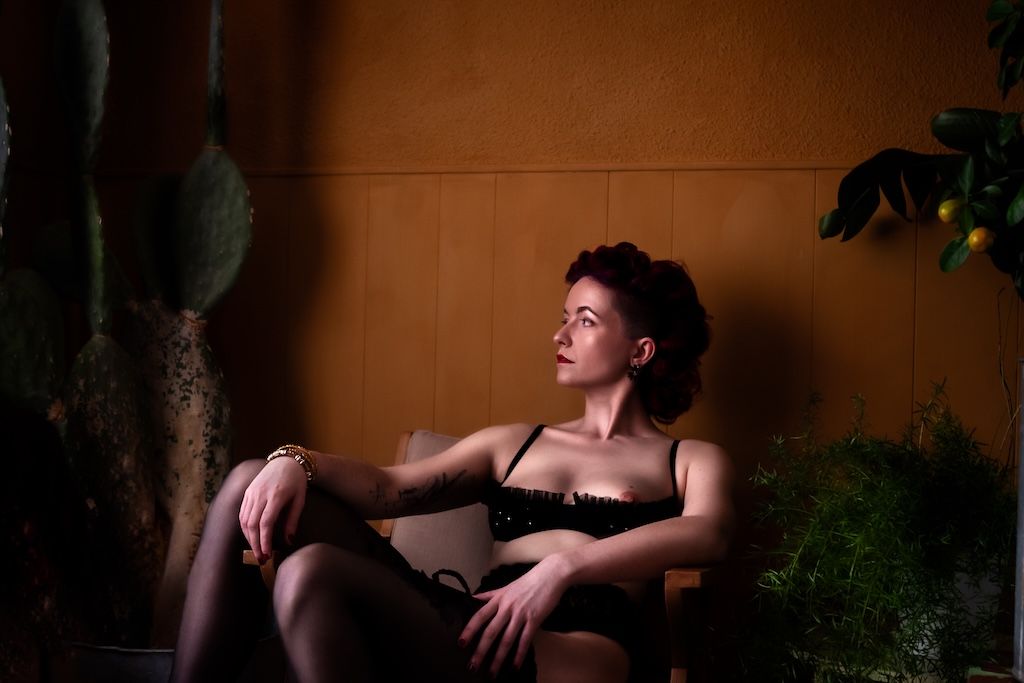 Vintage boudoirfoto van vrouw voor gele achtergrond met kamerplanten in zeewolde