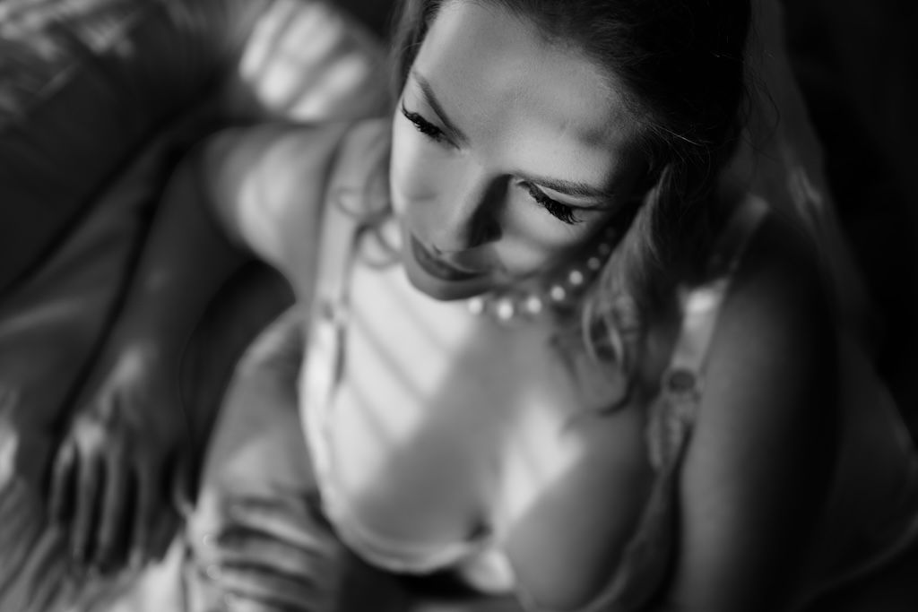 Bruidsboudoir in Zeewolde bruid met parelketting