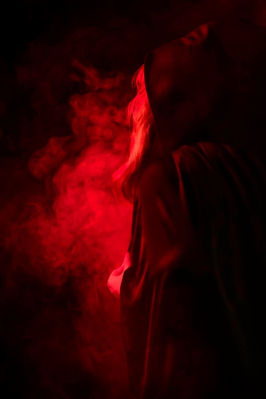 Boudoirshoot Zeewolde, Halloween, zwarte cape, rood licht en rook