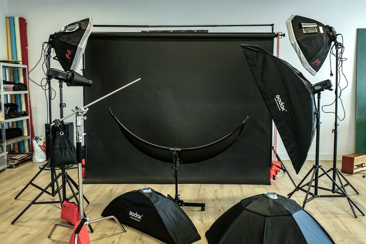 Professionele fotostudio-opstelling met zwarte achtergrond, verlichtingsapparatuur en reflectoren in fotostudio Zeewolde