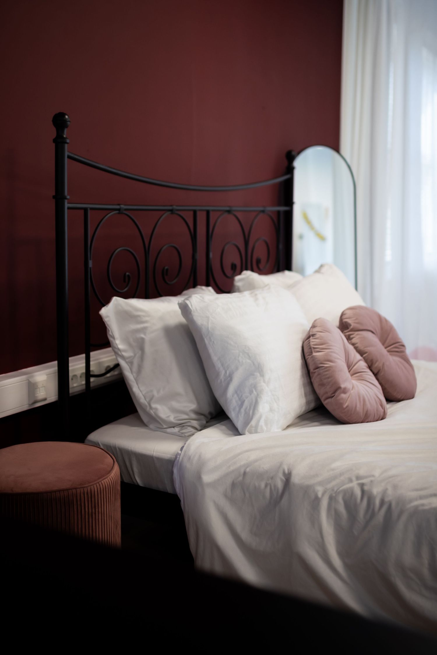 Een moderne slaapkamer met een zwart metalen bedframe, wit beddengoed in fotostudio Zeewolde