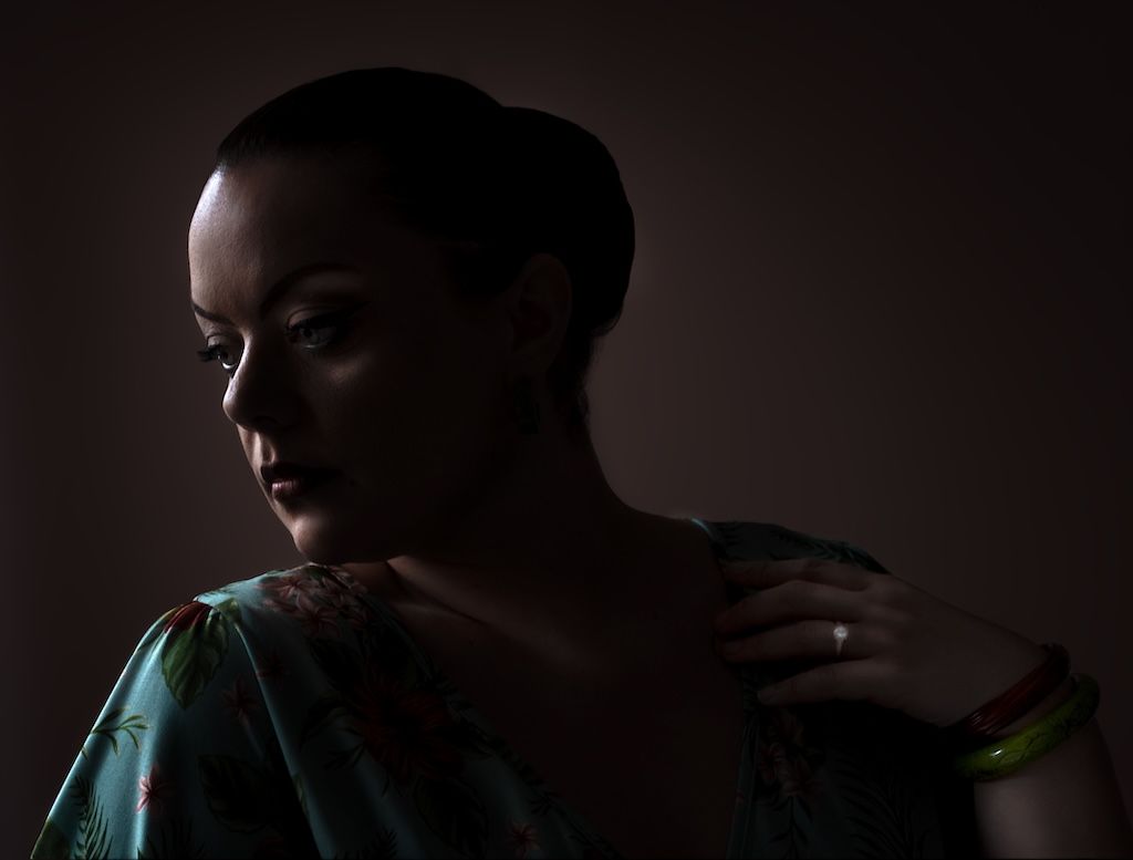 Portretfotografie in Zeewolde, vrouw met vintage kleding  met zij-licht