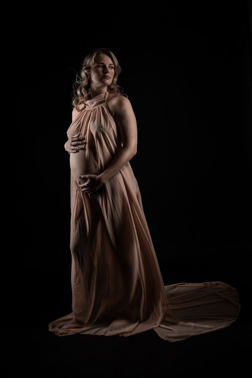 Zwangerschapsfotografie in Zeewolde, elegant en klassiek