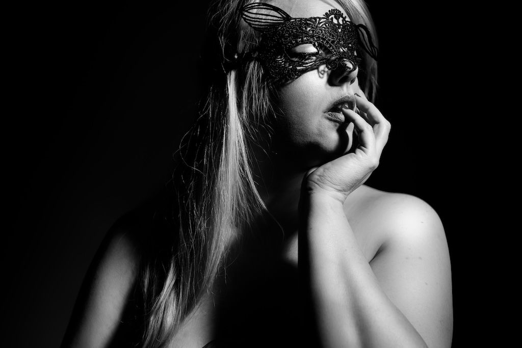 Boudoirportret blonde vrouw met kanten masker, in zeewolde