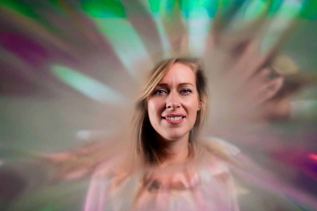 Portretfoto in Zeewolde. Vrouw met vertekend beeld om haar heen