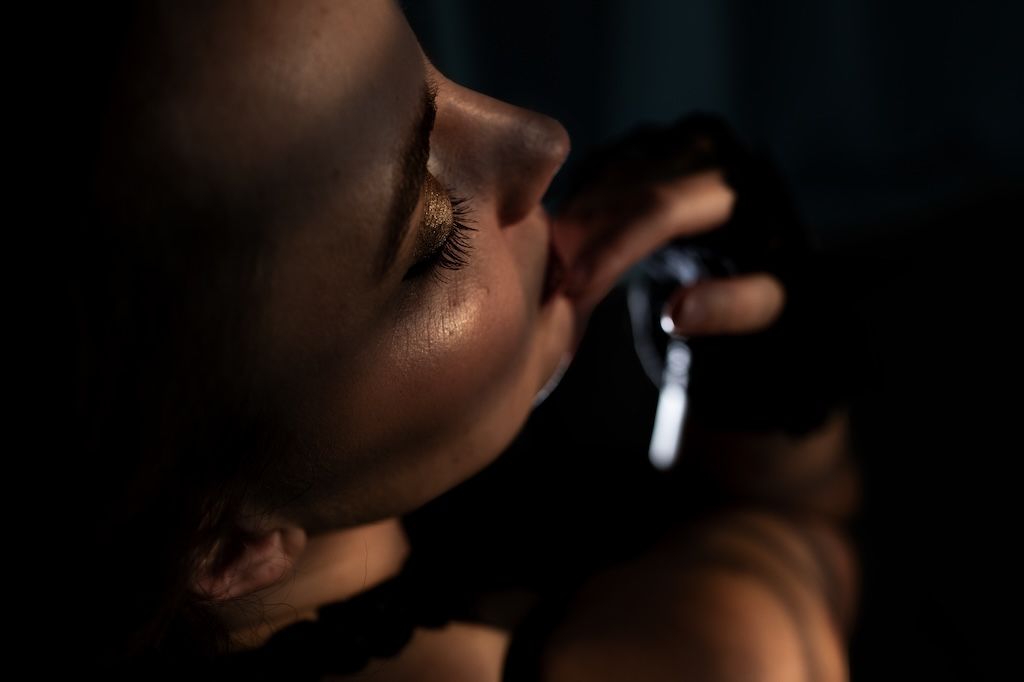 Boudoir-close-up in profiel van een vrouw tegen een donkere achtergrond Zeewolde.